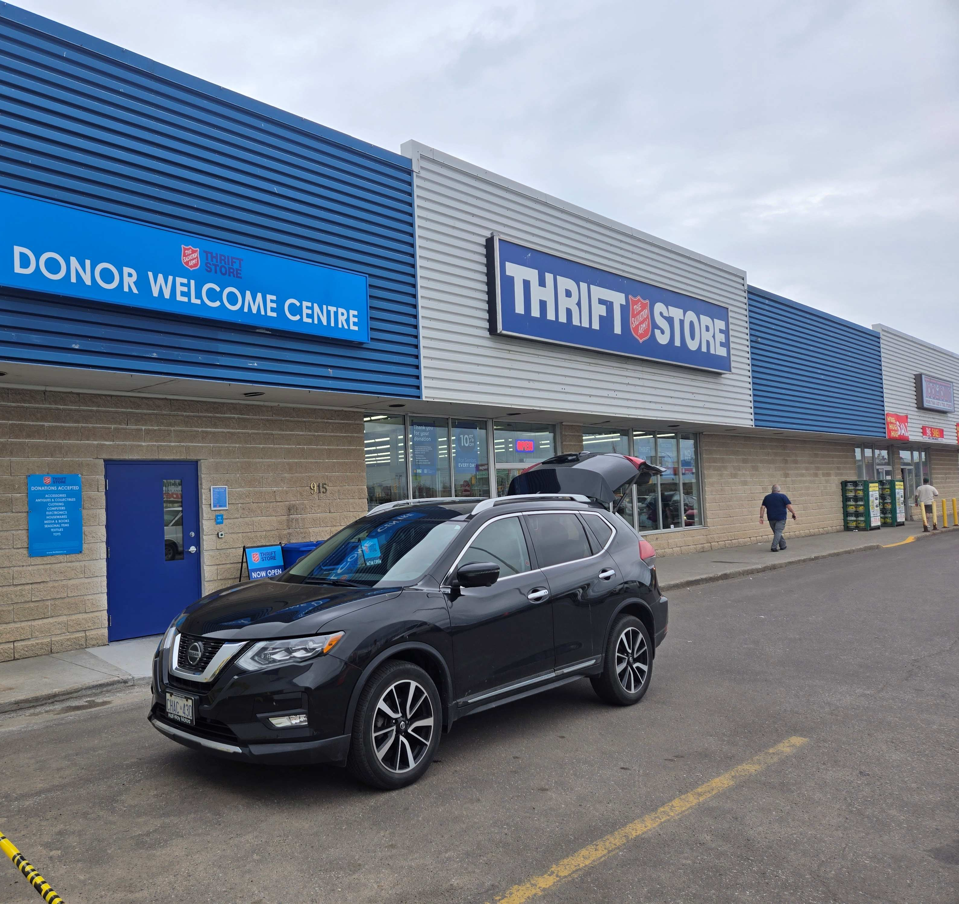 A black car at a Salvation Army Thrift Store Donor Welcome Centre in Thunder Bay